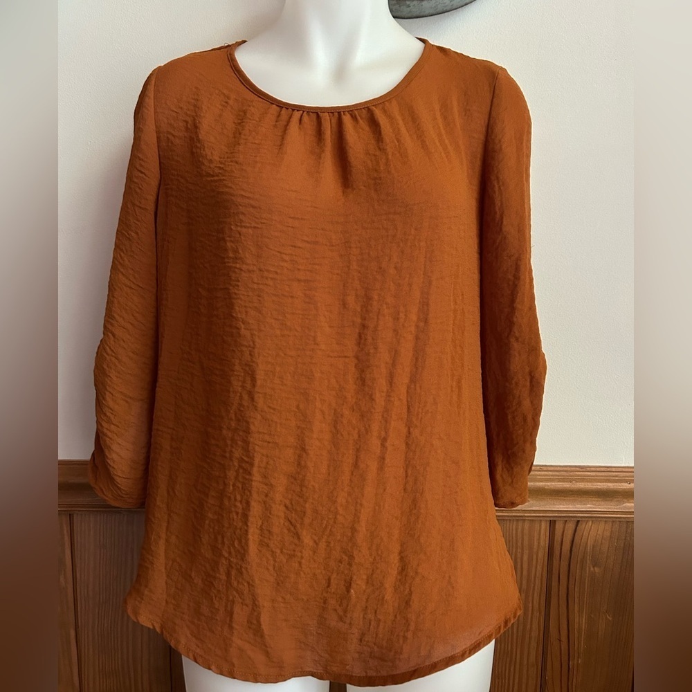 Chestnut 3/4 length sleeve blouse, cognac/rust color, lightweight, back keyhole